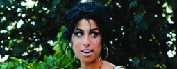 Amy Winehouse vydělává i po smrti, její šaty stojí 36.000 liber